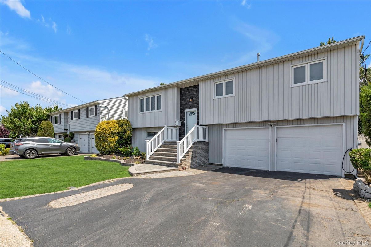 Attached, Exterior, Facade, Raised Ranch