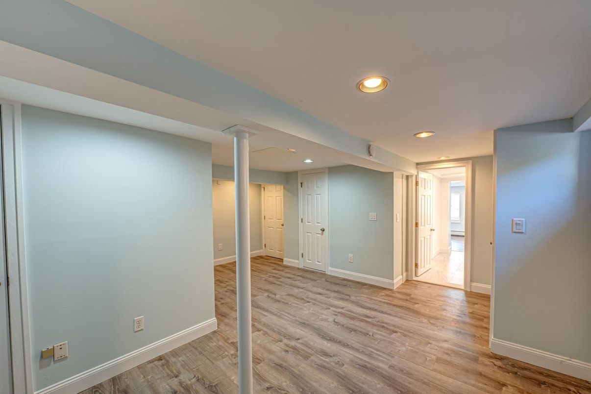 Empty room, Interior, Recessed Lighting, Wood Texture Flooring