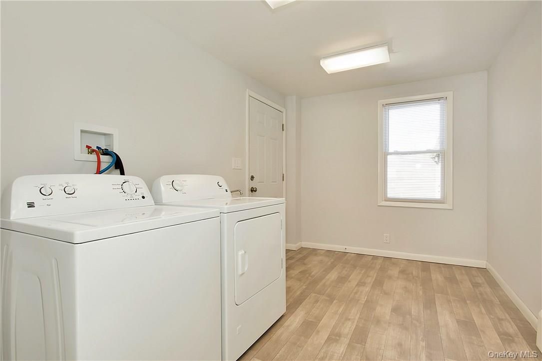Interior, Washer, Wood Texture Flooring