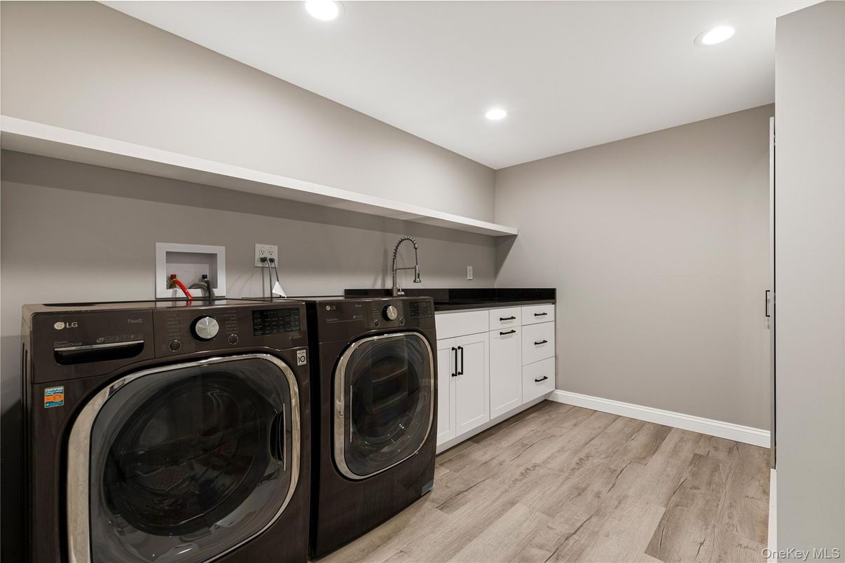Interior, Recessed Lighting, Washer, Wood Texture Flooring
