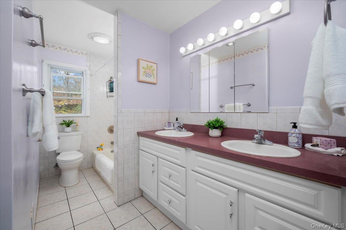 Bathroom, Dual Sink Vanities, Interior