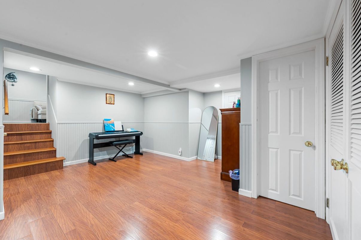 Interior, Piano, Recessed Lighting, Wood Texture Flooring