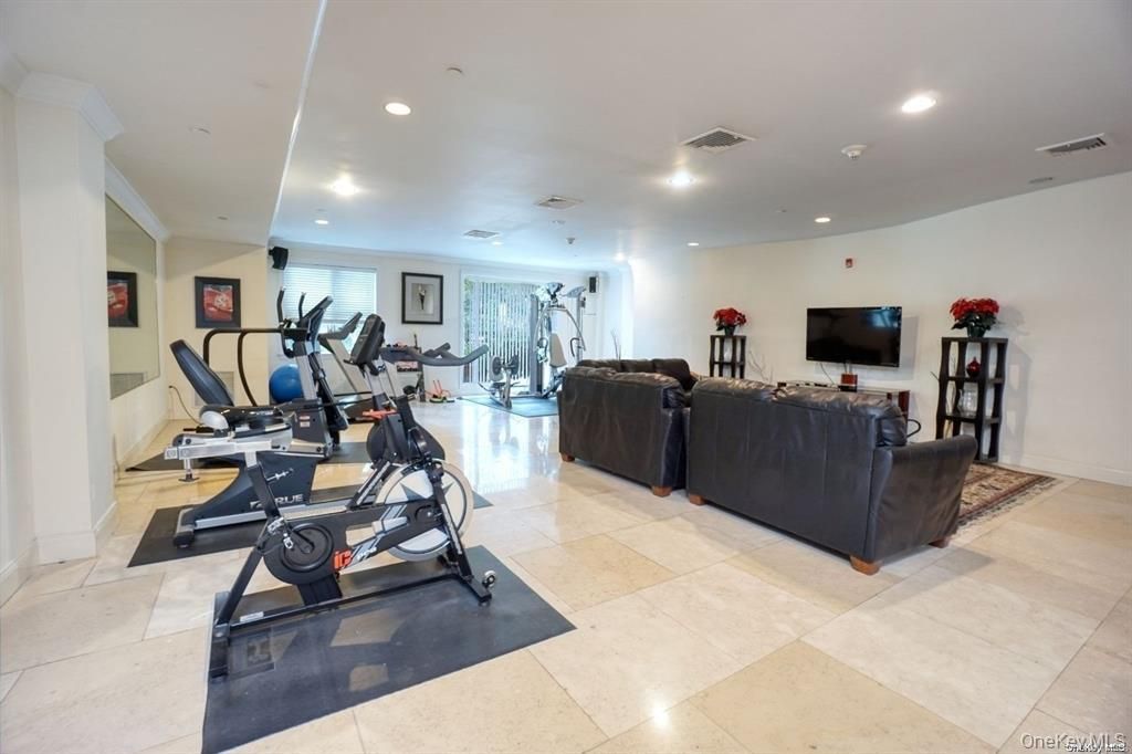 Fitness Equipment, Gym, Interior, Living room, Recessed Lighting