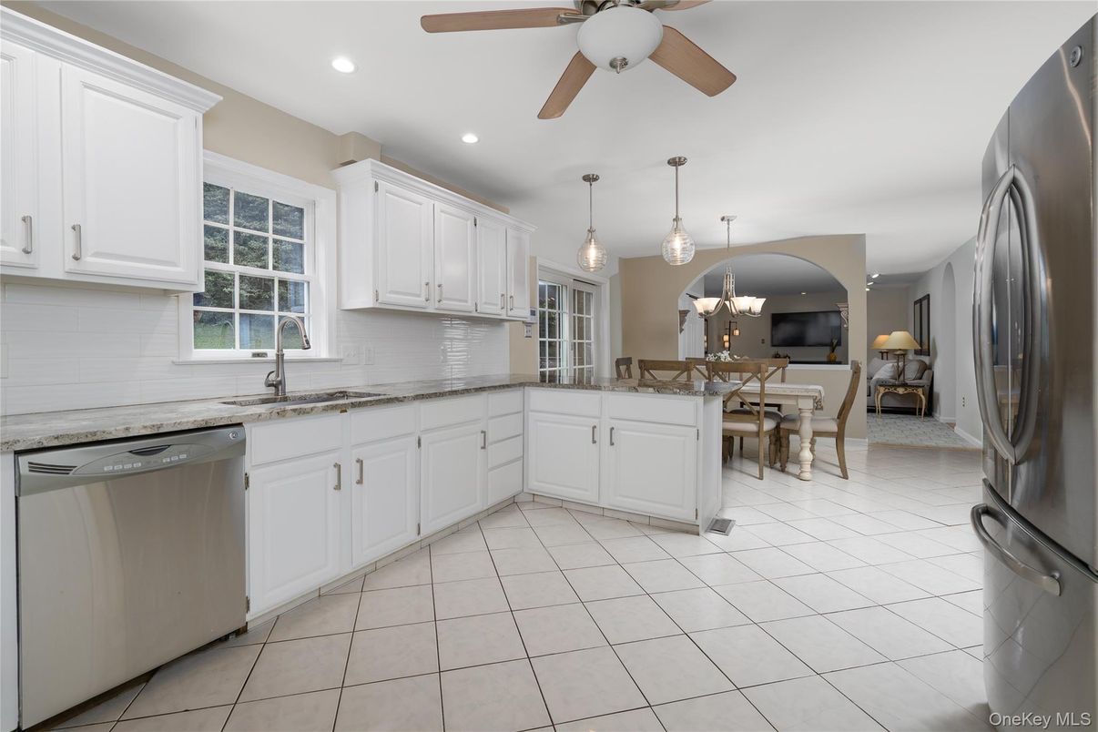 Chandelier, Dining room, Interior, Kitchen, Pendant Lights, Recessed Lighting, Stainless Steel Appliances