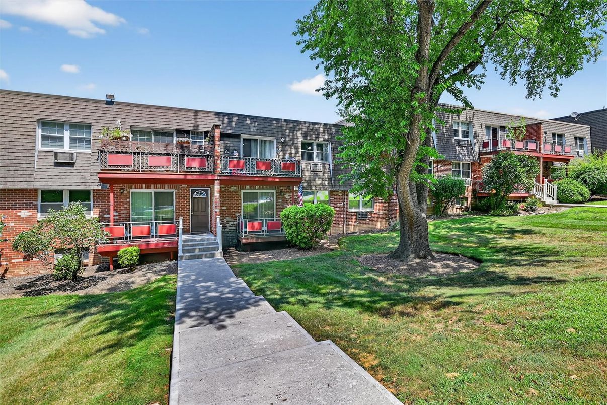 Exterior, Facade, Brick Facade, Raised Ranch