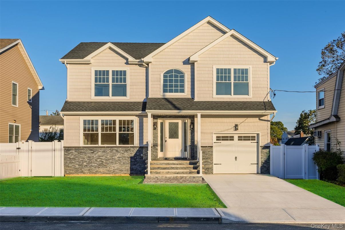 Attached, Exterior, Facade, Farmhouse