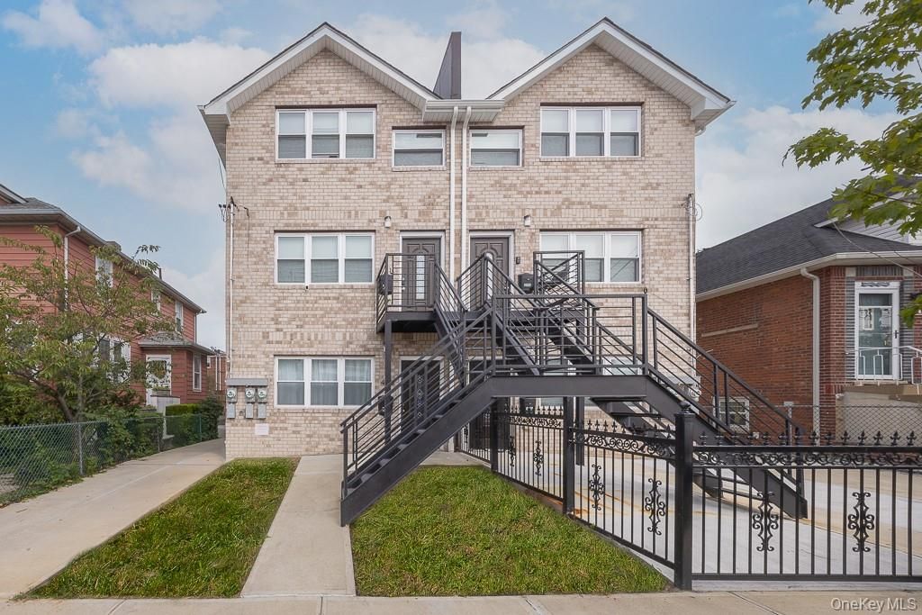Exterior, Facade, Brick Facade, Rowhouse
