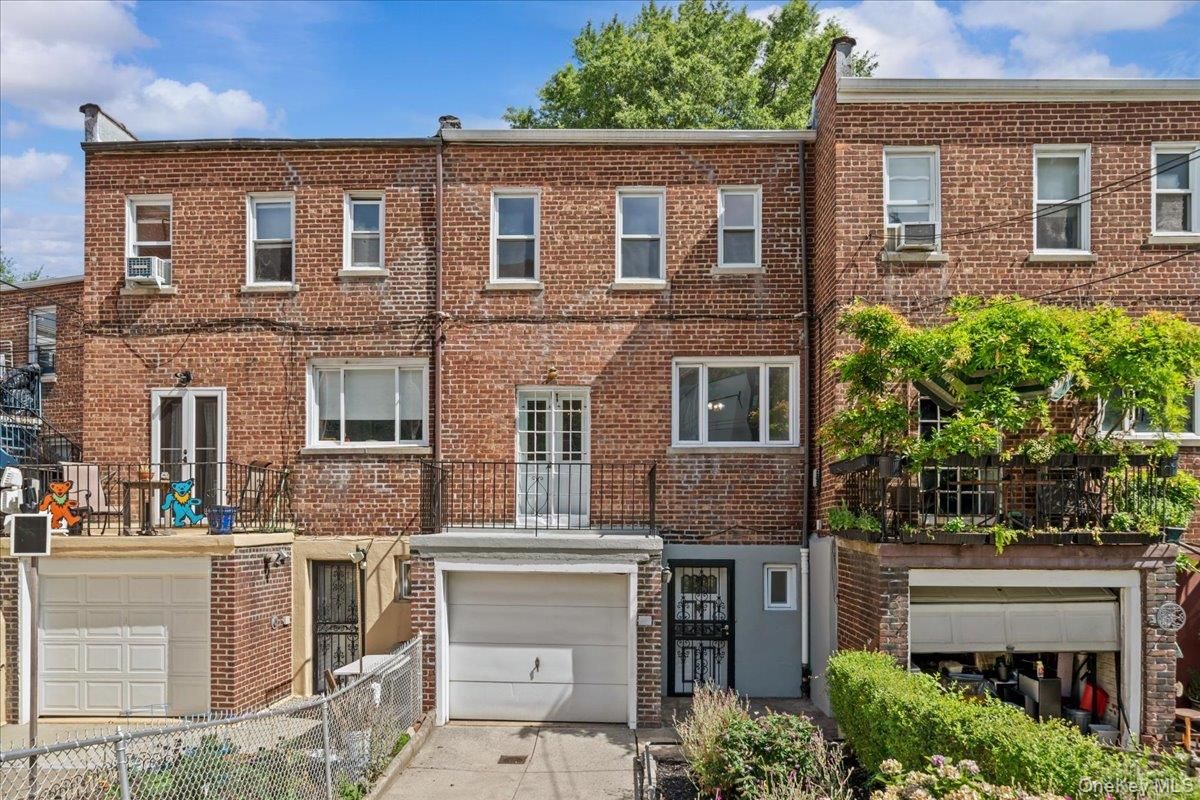 Attached, Exterior, Facade, Brick Facade, Rowhouse