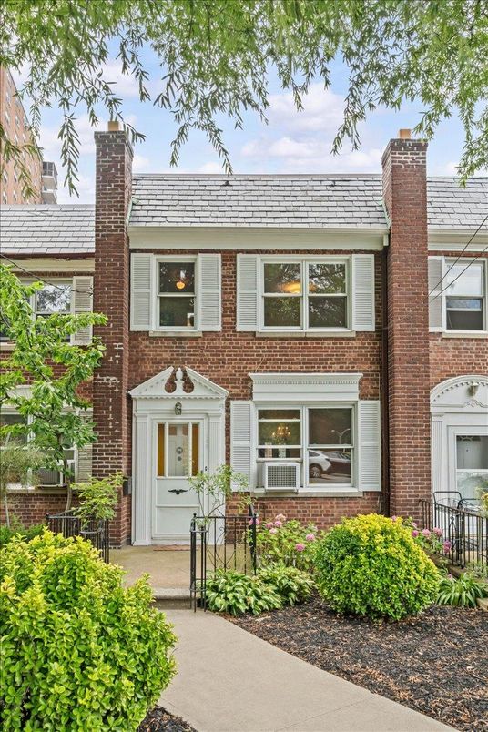 Exterior, Facade, Brick Facade, Rowhouse