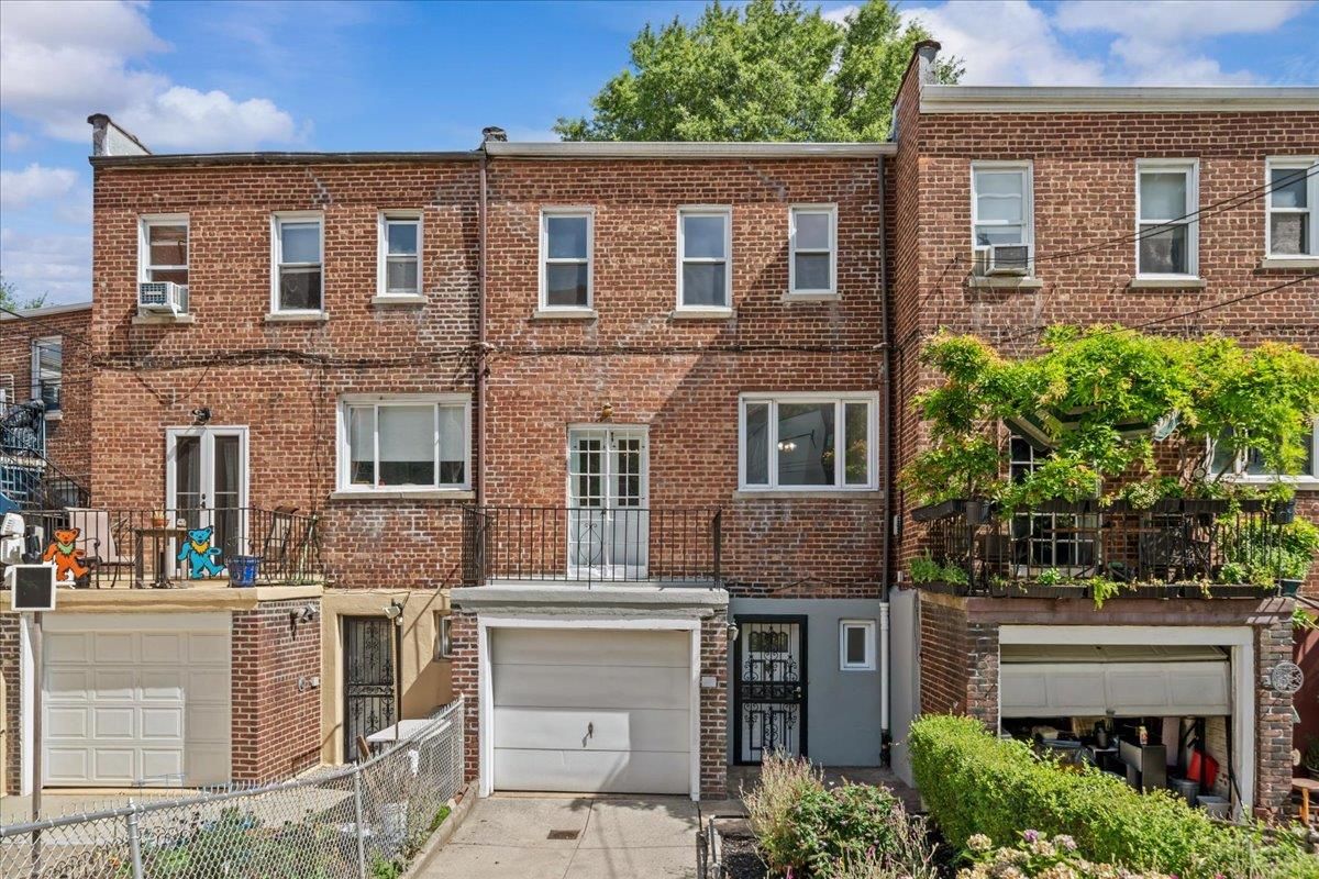 Attached, Exterior, Facade, Brick Facade, Rowhouse