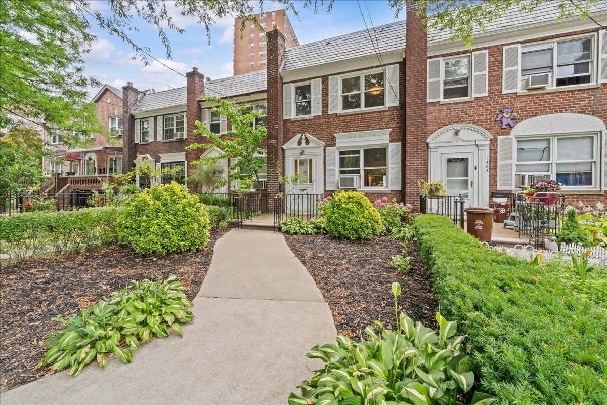 Exterior, Facade, Brick Facade, Rowhouse