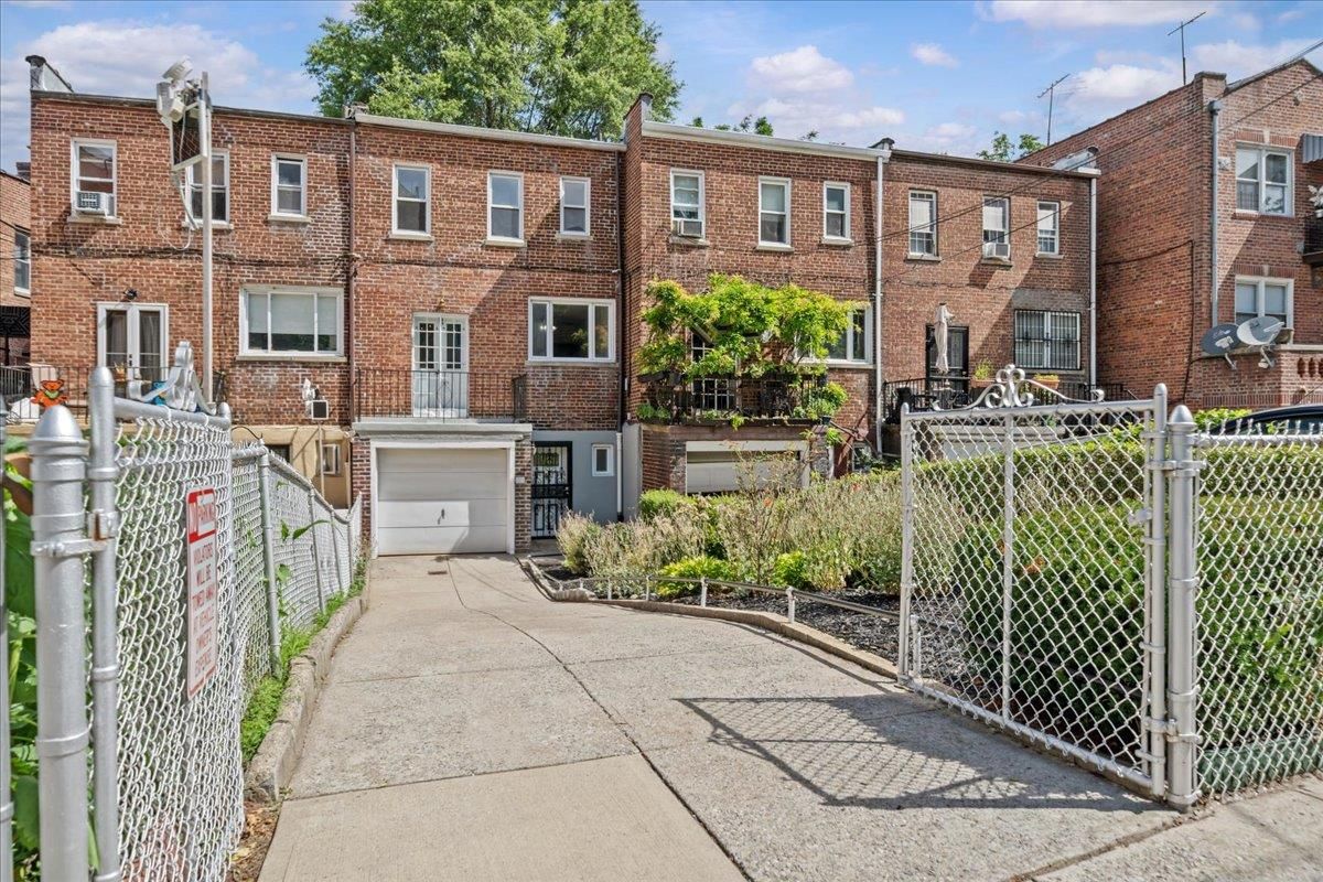 Attached, Exterior, Facade, Brick Facade, Rowhouse