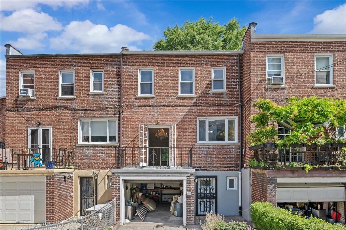 Attached, Exterior, Facade, Brick Facade, Rowhouse