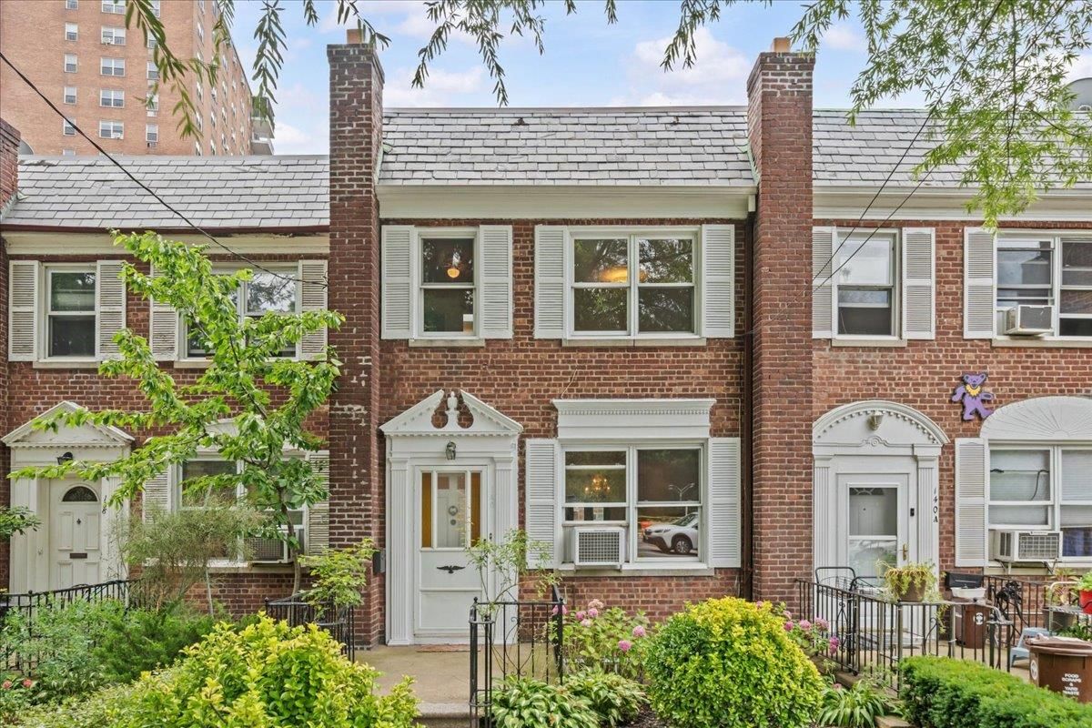 Exterior, Facade, Brick Facade, Rowhouse