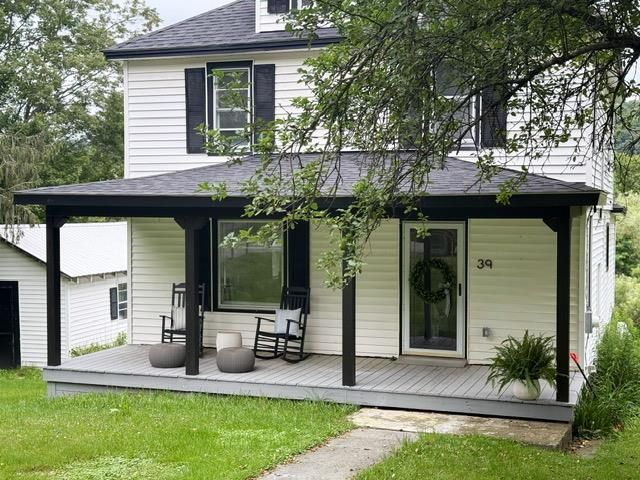 Exterior, Facade, American Foursquare