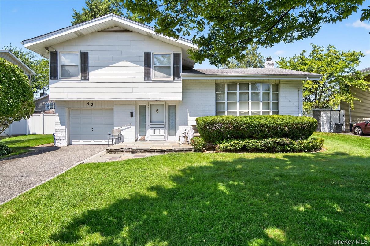 Attached, Exterior, Facade, Split Level