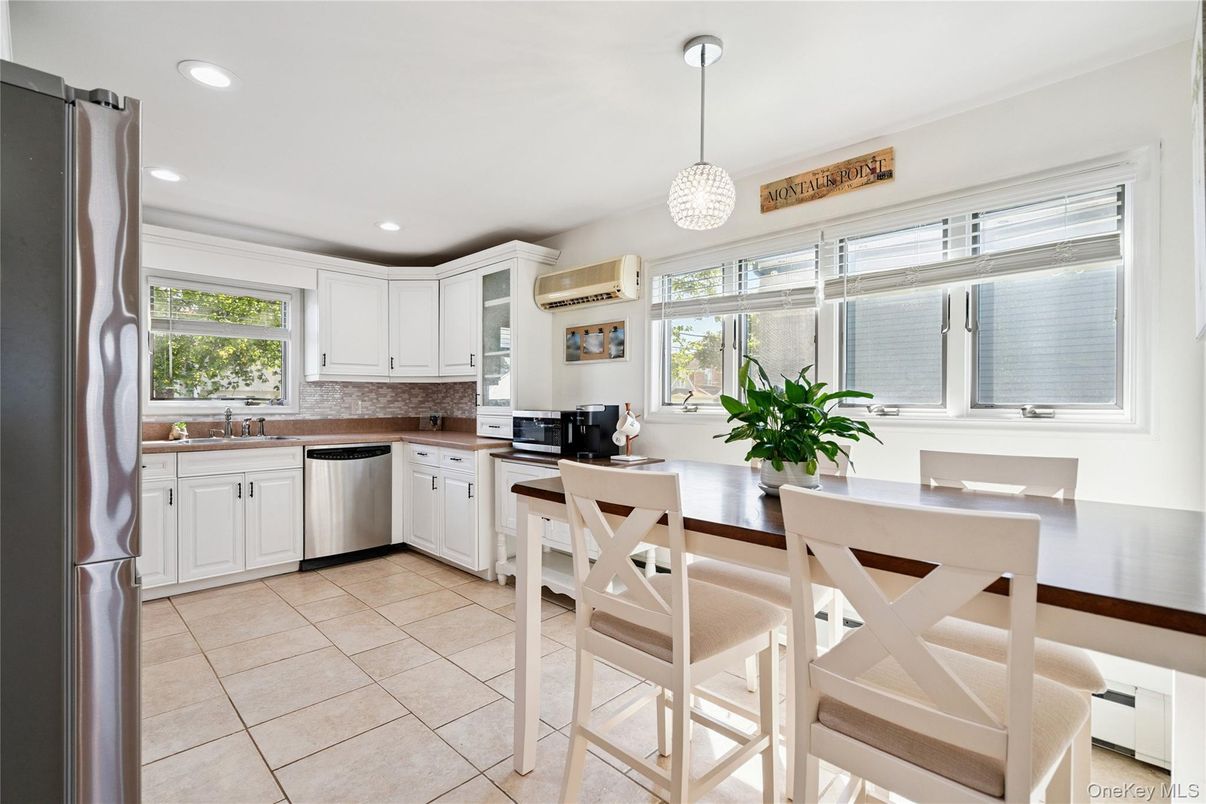 Dining room, Interior, Kitchen, Pendant Lights, Recessed Lighting, Stainless Steel Appliances