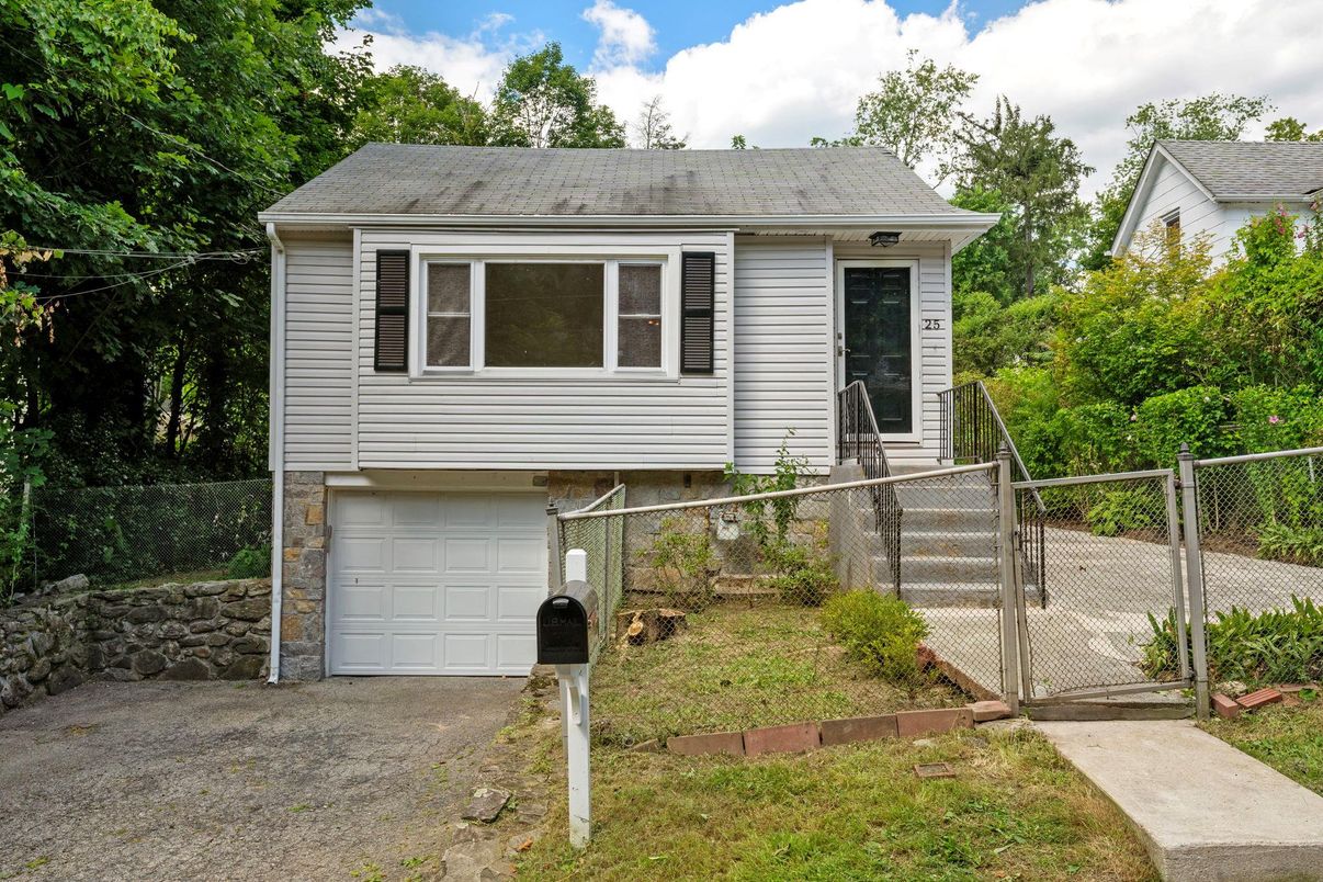 Attached, Exterior, Facade, Raised Ranch
