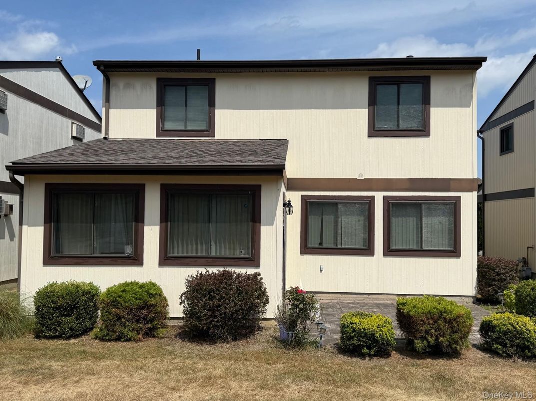 Exterior, Facade, Raised Ranch
