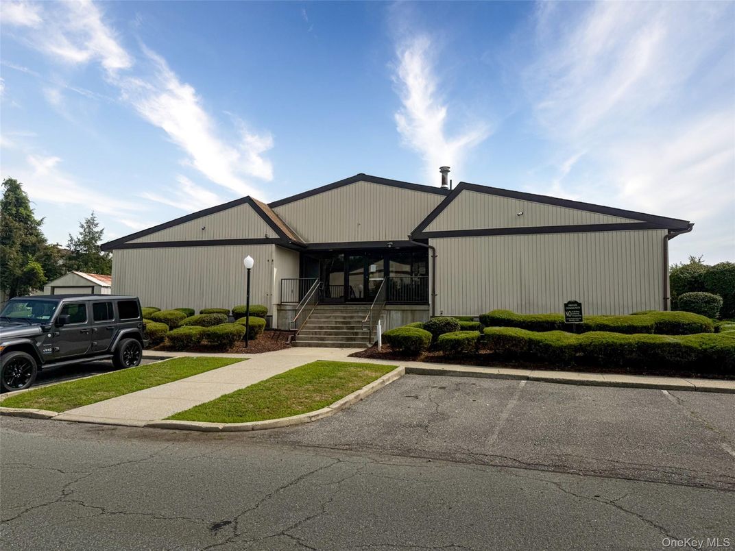 Exterior, Facade, Ranch