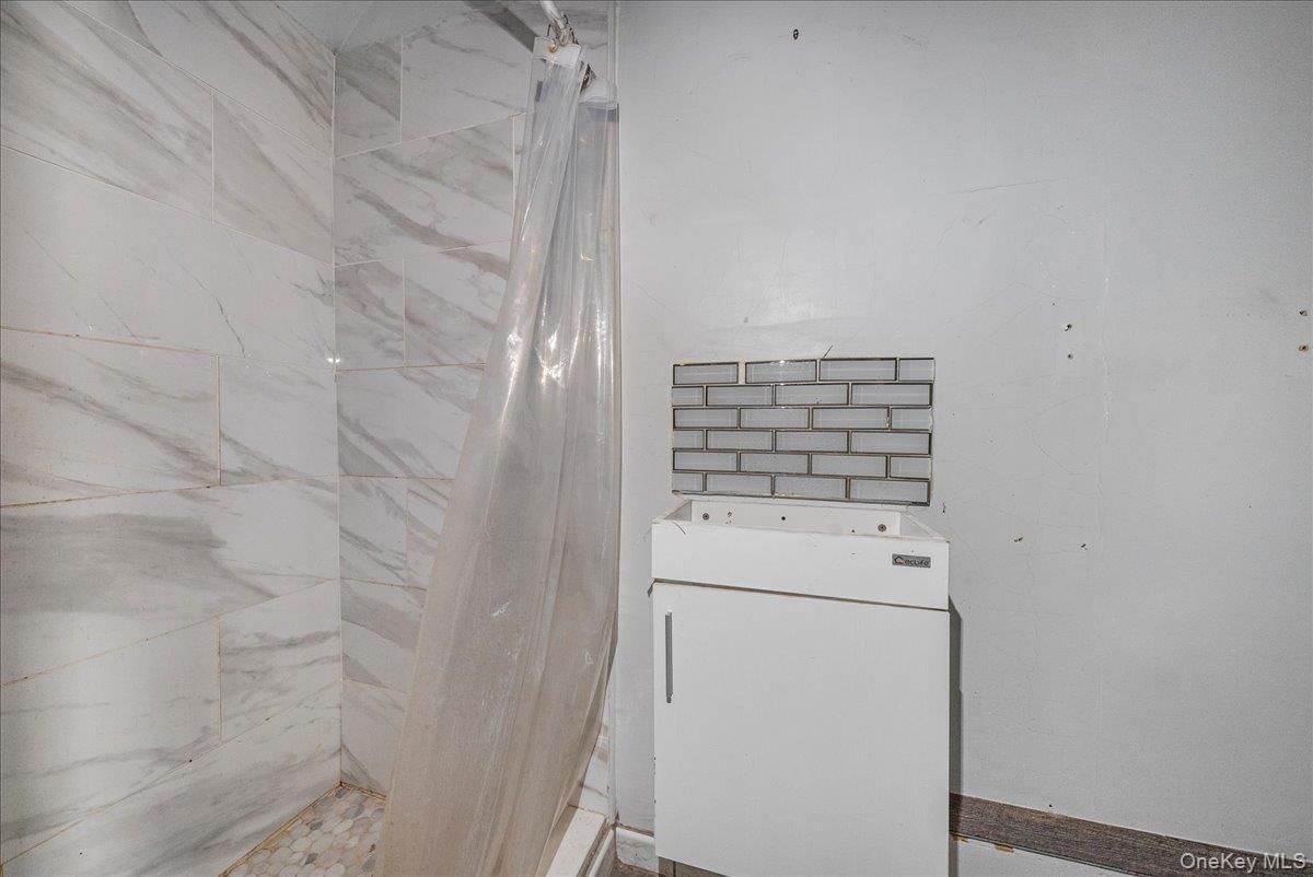 Interior, Marble Walls, Washer