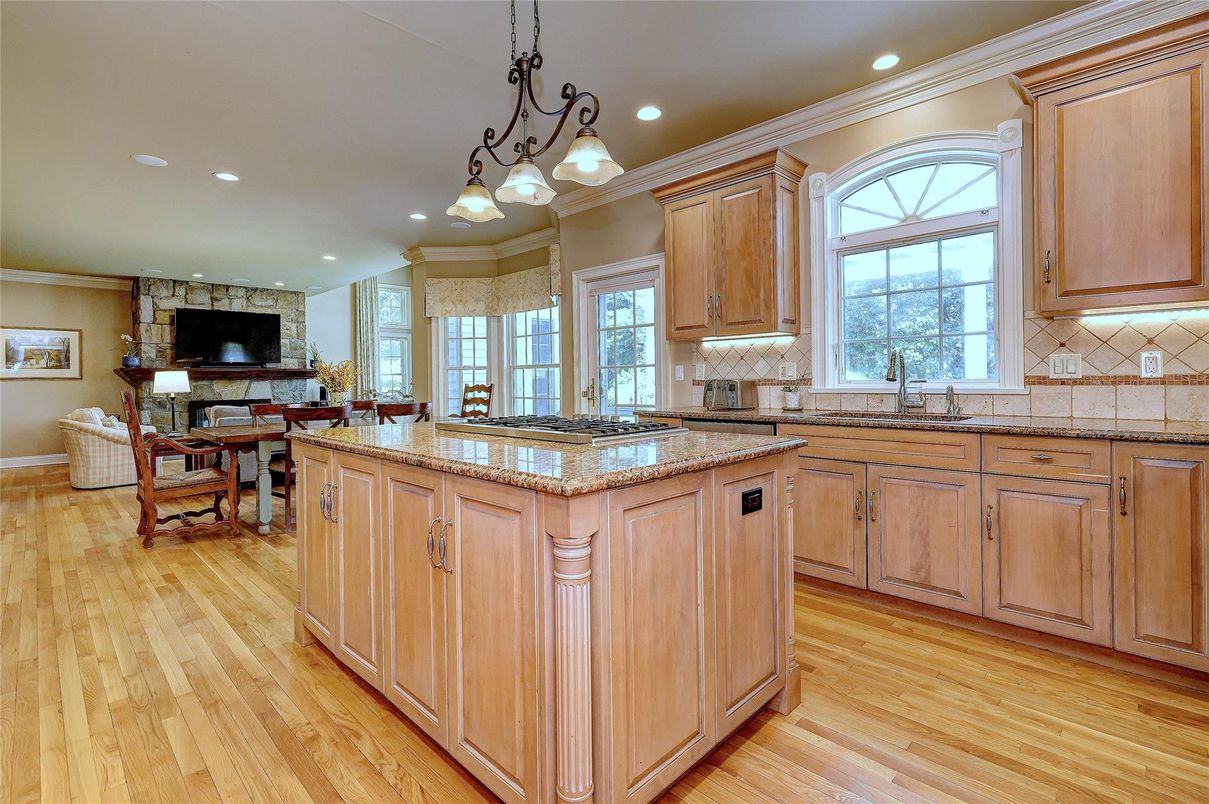 Chandelier, Dining room, Interior, Kitchen, Recessed Lighting, Wood Texture Flooring