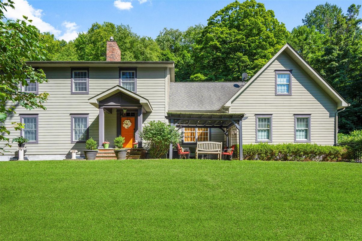 Backyard, Exterior, Facade, Queen Anne Victorian