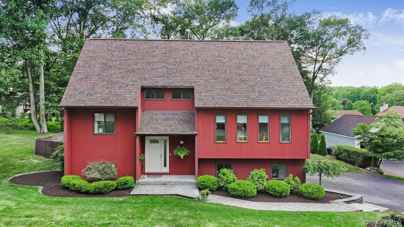 Exterior, Facade, Raised Ranch