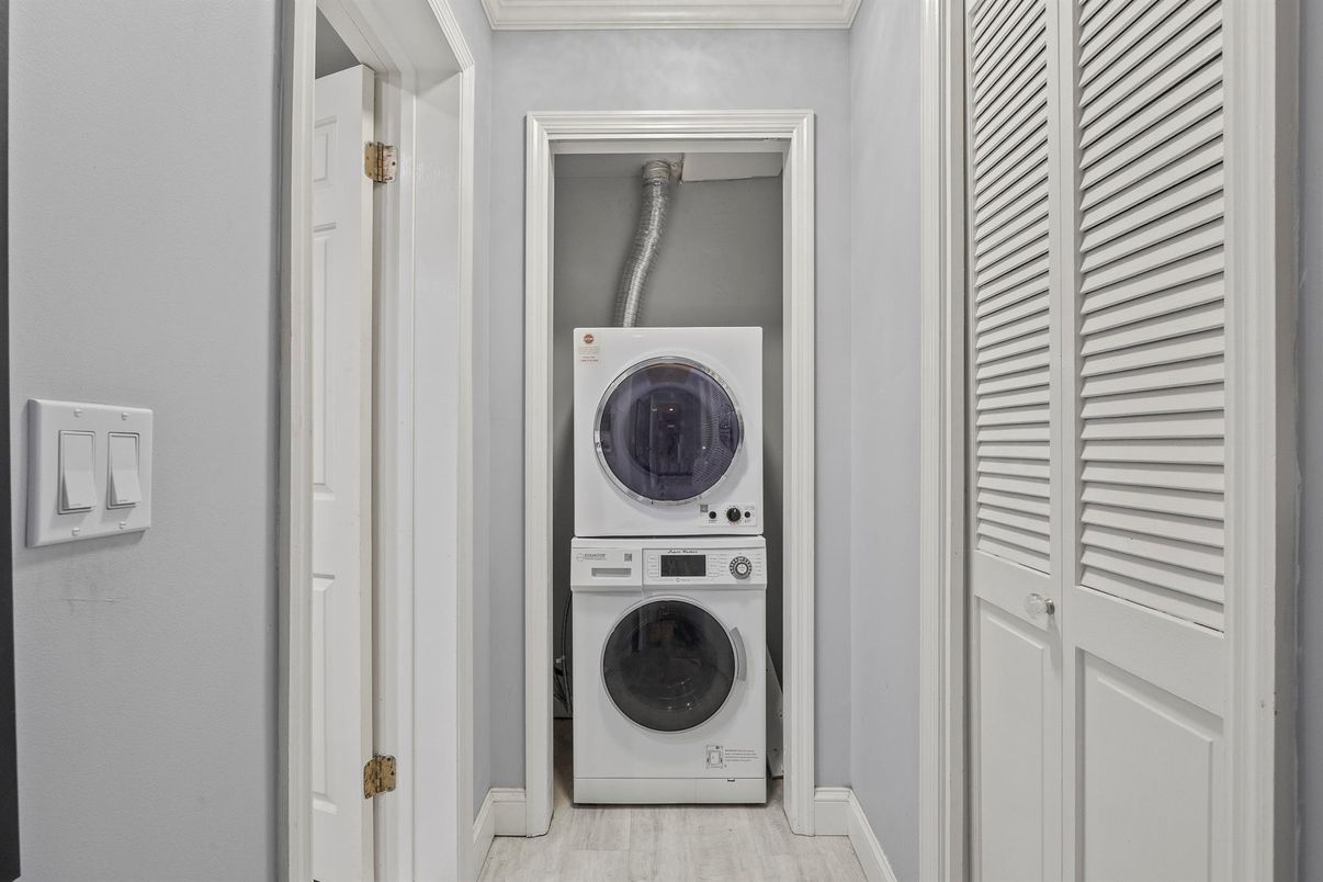 Interior, Utility Closets, Washer, Wood Texture Flooring