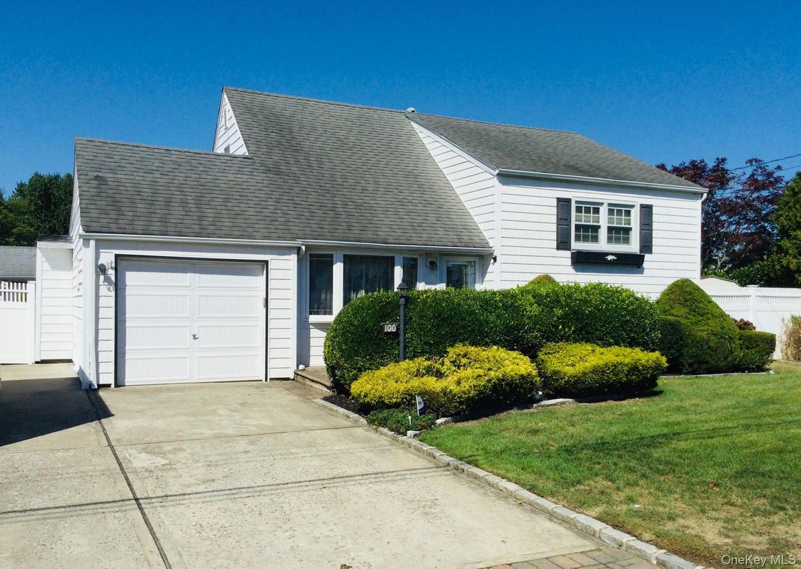 Attached, Exterior, Facade, Cape Cod