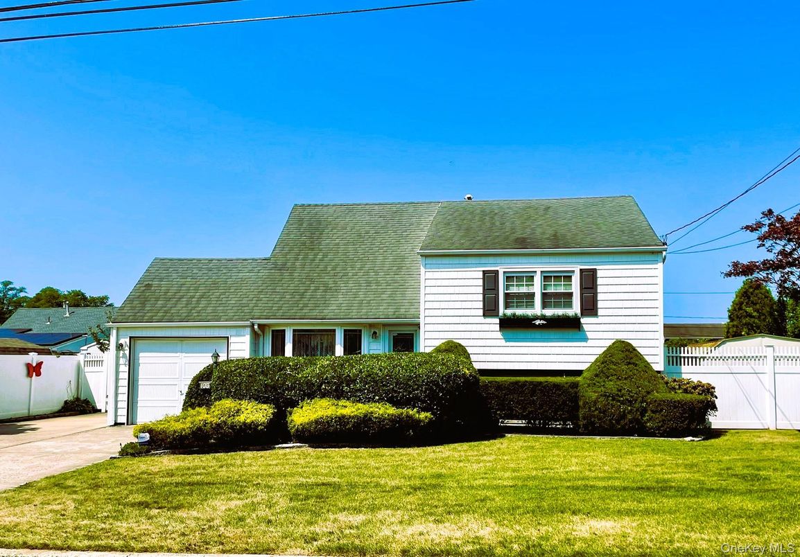 Attached, Exterior, Facade, Cape Cod