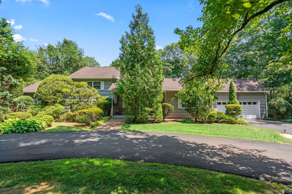 Attached, Exterior, Facade, Ranch