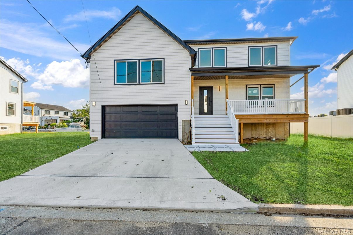 Attached, Exterior, Facade, Farmhouse