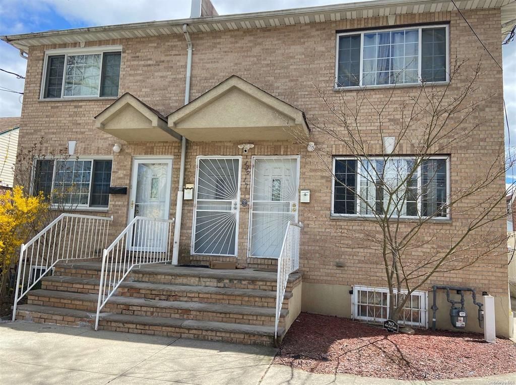 Exterior, Facade, Brick Facade, Rowhouse