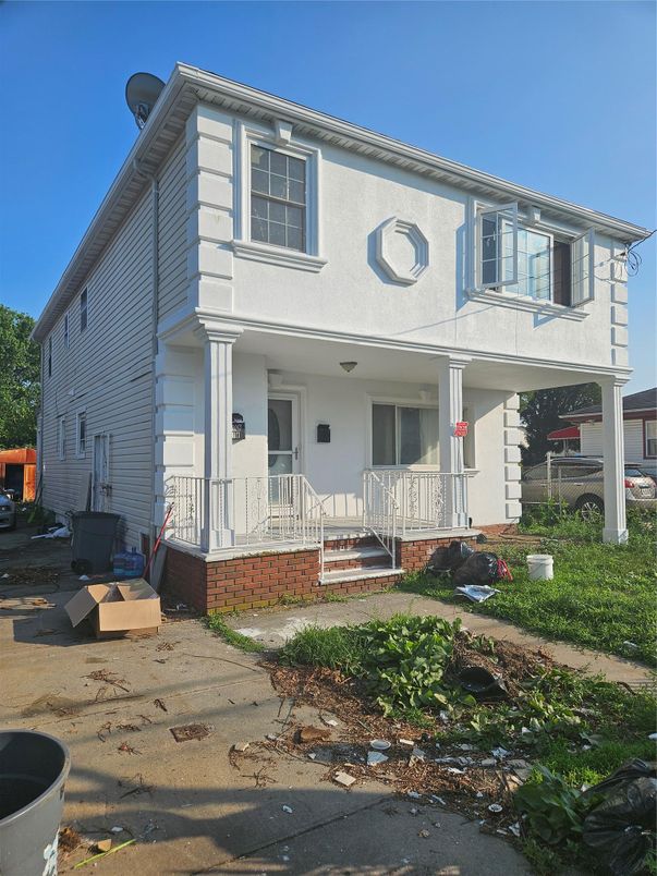 Exterior, Facade, American Foursquare
