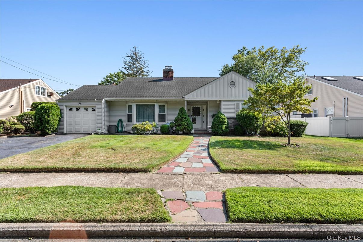 Attached, Exterior, Facade, Ranch