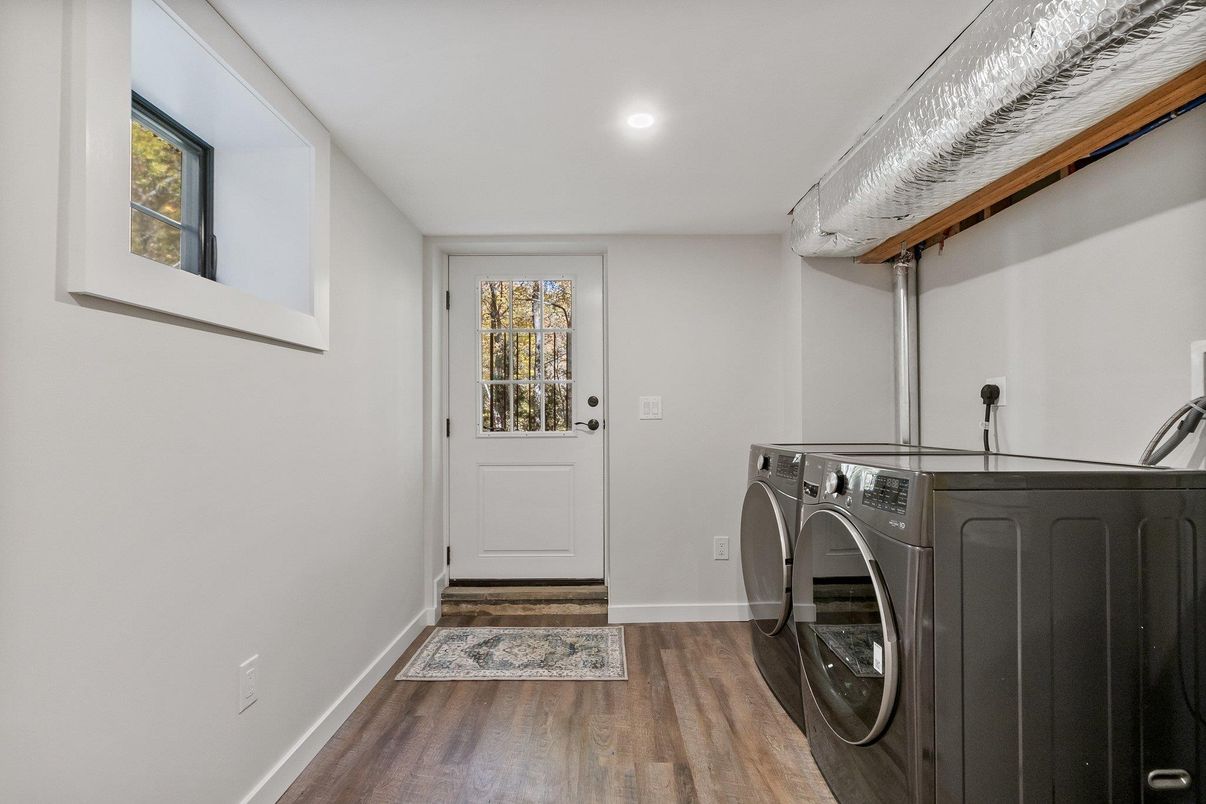 Interior, Recessed Lighting, Washer, Wood Texture Flooring