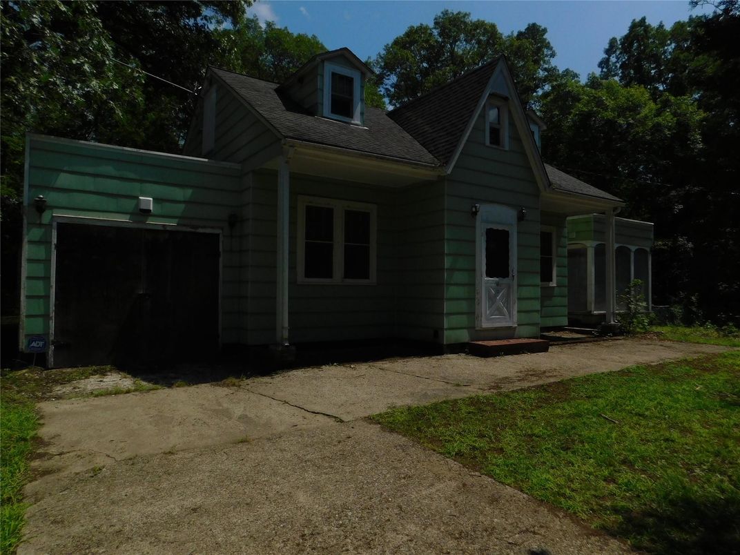 Attached, Exterior, Facade, Cape Cod