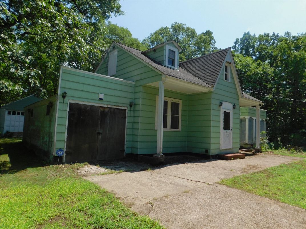 Attached, Exterior, Facade, Cape Cod