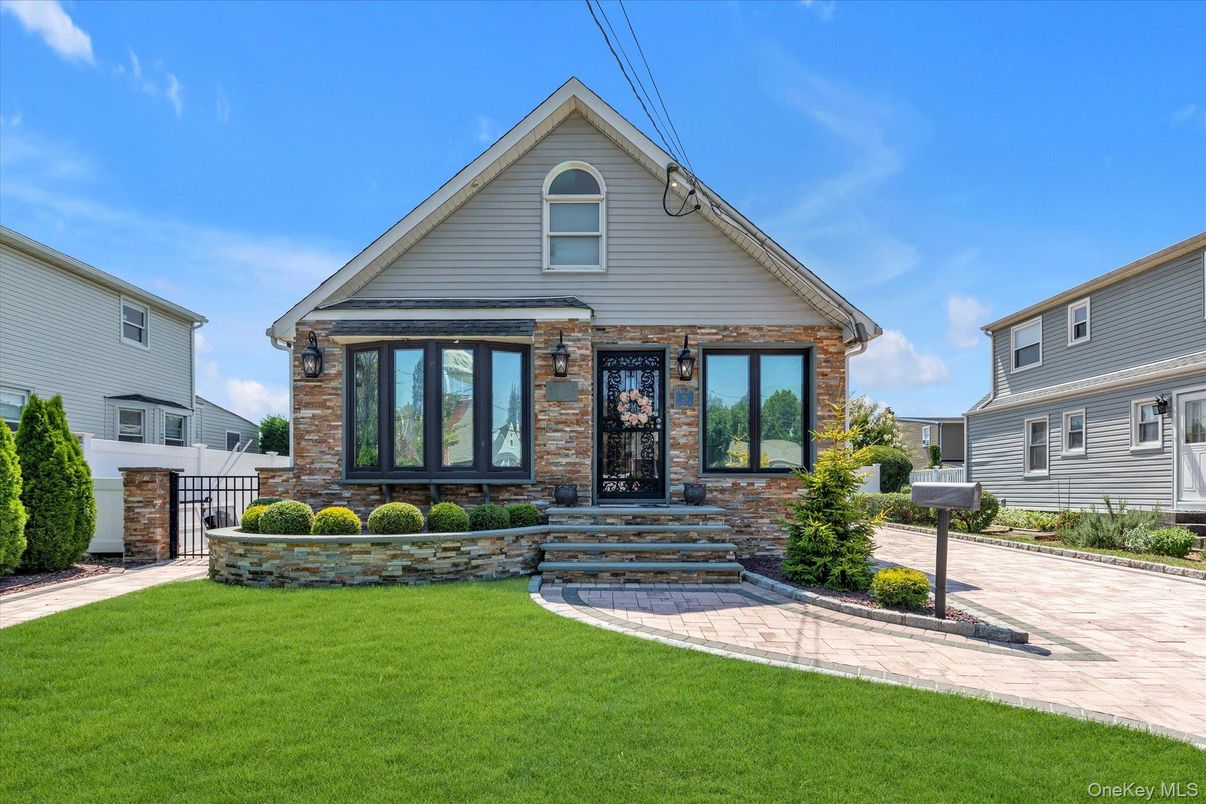 Exterior, Facade, American Craftsman