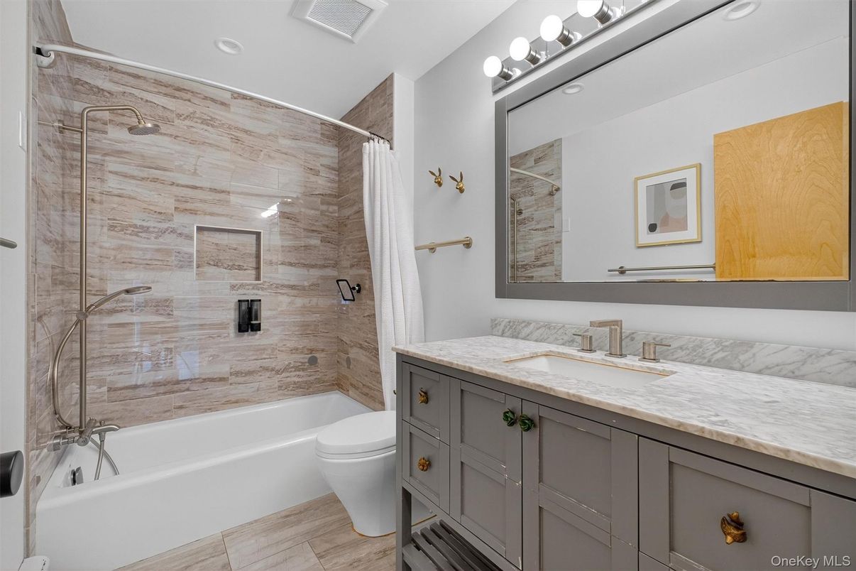 Bathroom, Interior, Recessed Lighting