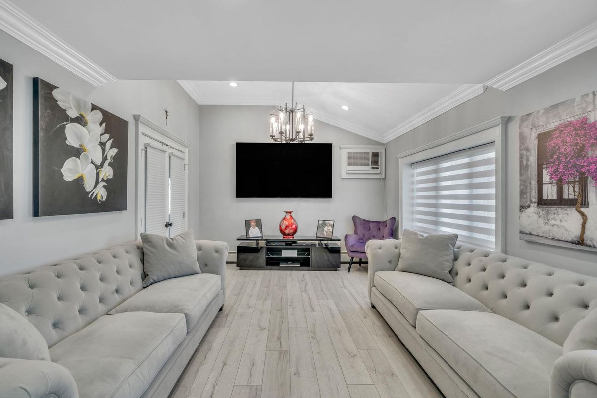 Interior, Living room, Pendant Lights, Recessed Lighting, Wood Texture Flooring