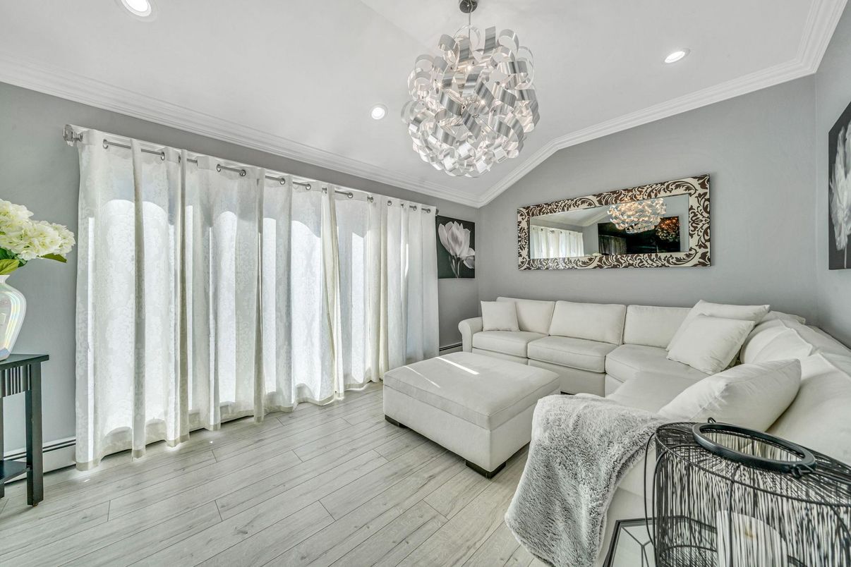 Interior, Living room, Pendant Lights, Recessed Lighting, Wood Texture Flooring