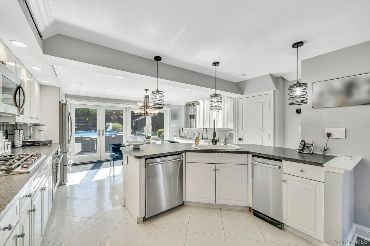 Dining room, Interior, Kitchen, Pendant Lights, Recessed Lighting, Stainless Steel Appliances