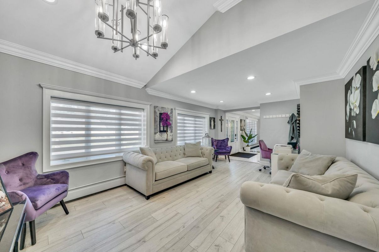 Interior, Living room, Pendant Lights, Recessed Lighting, Wood Texture Flooring
