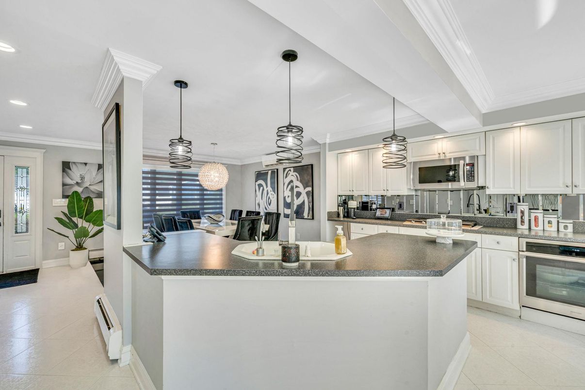 Dining room, Interior, Kitchen, Pendant Lights, Recessed Lighting, Stainless Steel Appliances