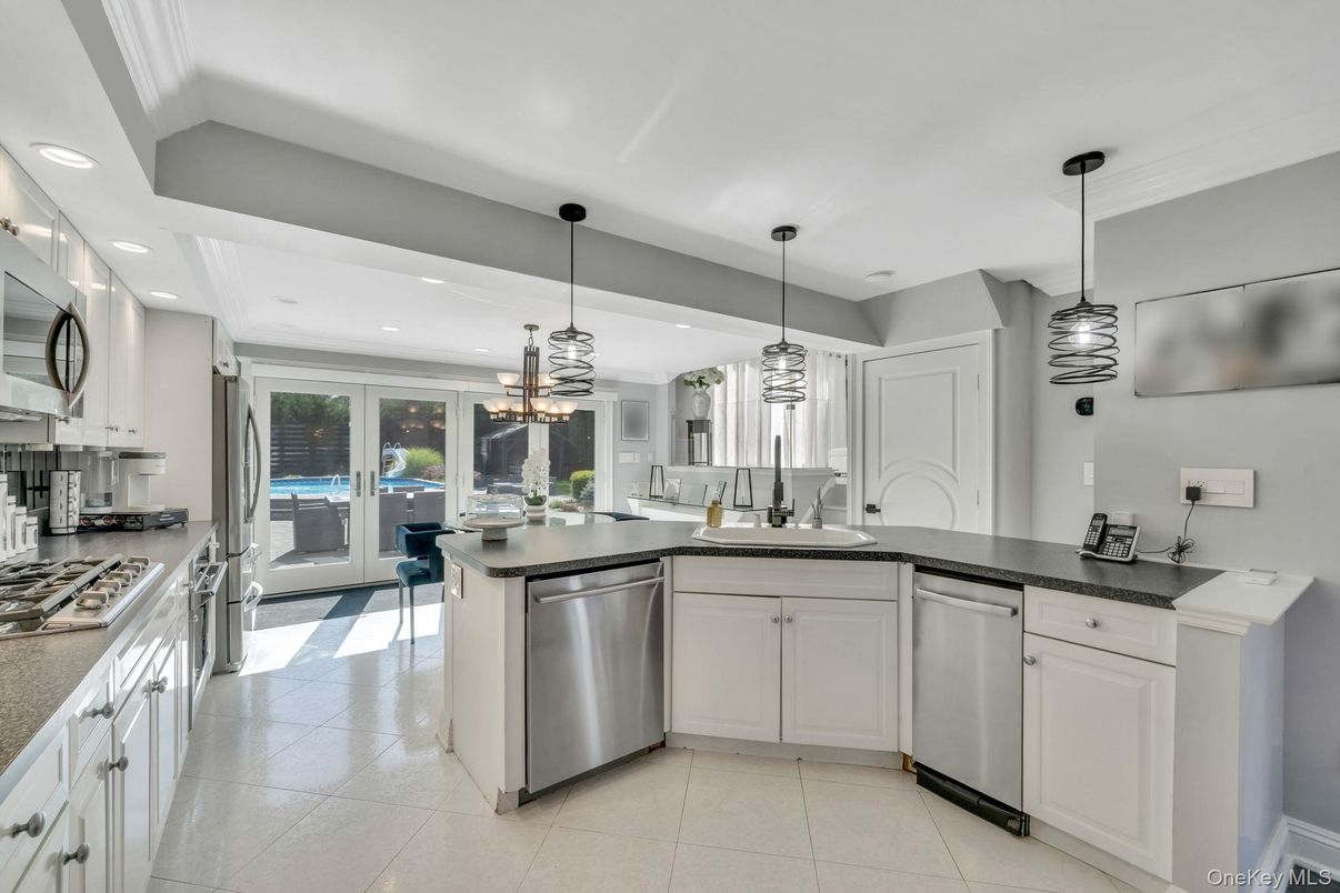 Dining room, Interior, Kitchen, Pendant Lights, Recessed Lighting, Stainless Steel Appliances