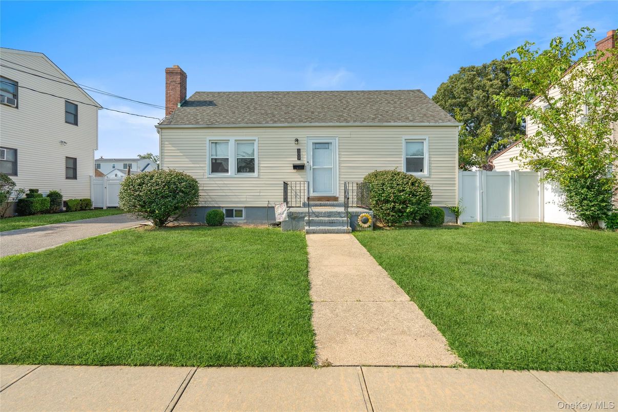 Exterior, Facade, Cape Cod