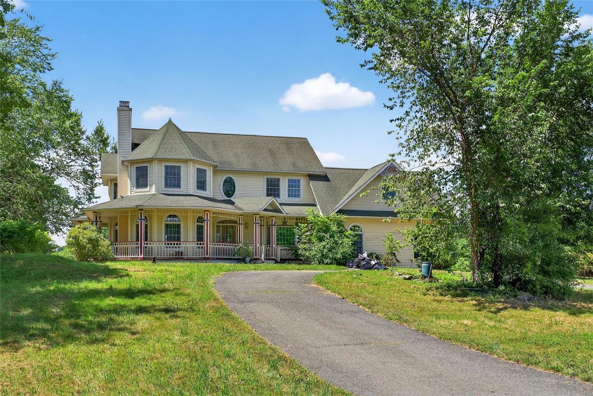 Backyard, Exterior, Facade, Queen Anne Victorian