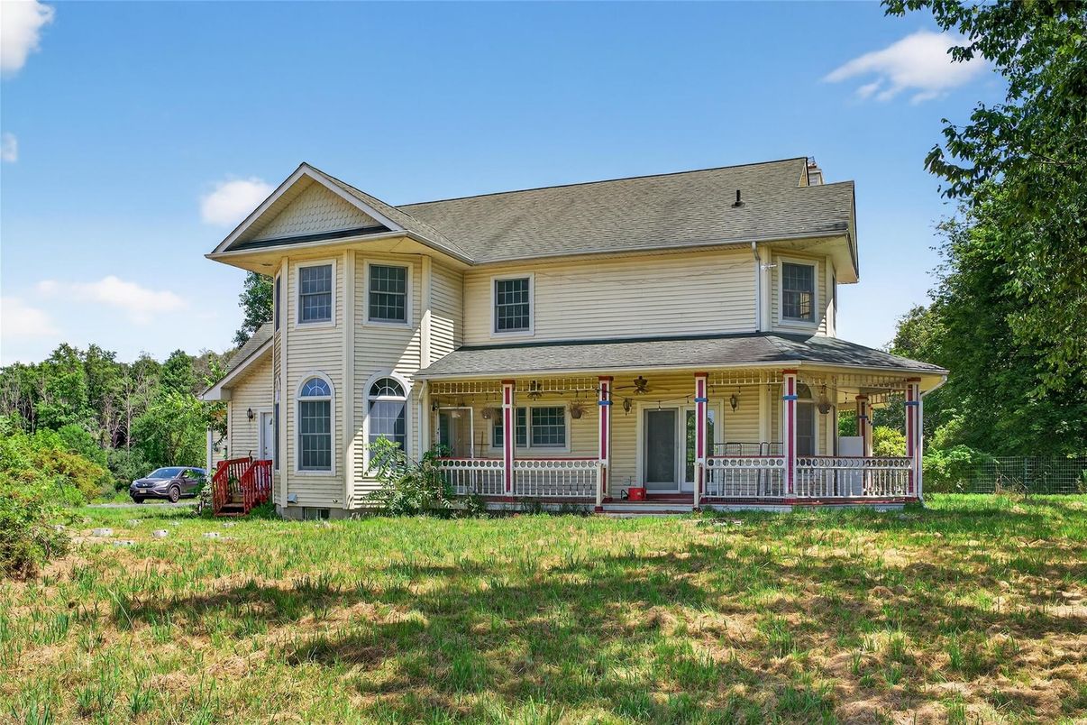 Backyard, Exterior, Facade, Queen Anne Victorian